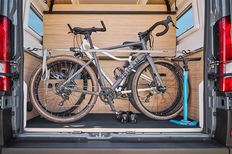 Soute du fourgon aménagé Pilote V630J, avec un vélo