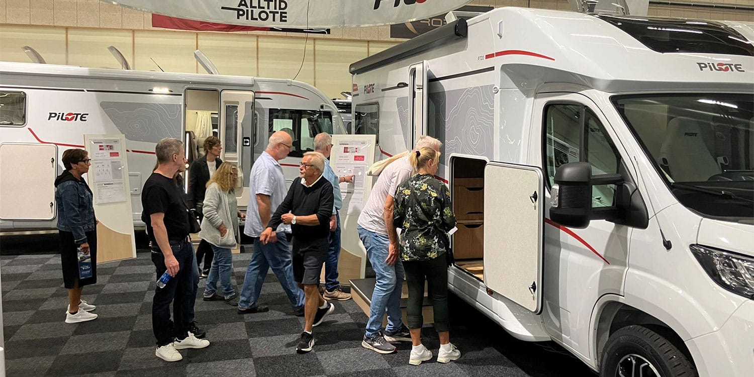 Stand Pilote avec vue sur un camping-car Pilote